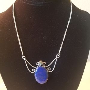 CLASSY NECKLACE NWOT